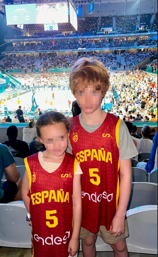 Los hijos de Helen Lindes y Rudy Fernández, Alan, de 7 años,  y Aura, de 5, asisten a las últimas Olimpiadas de su padre