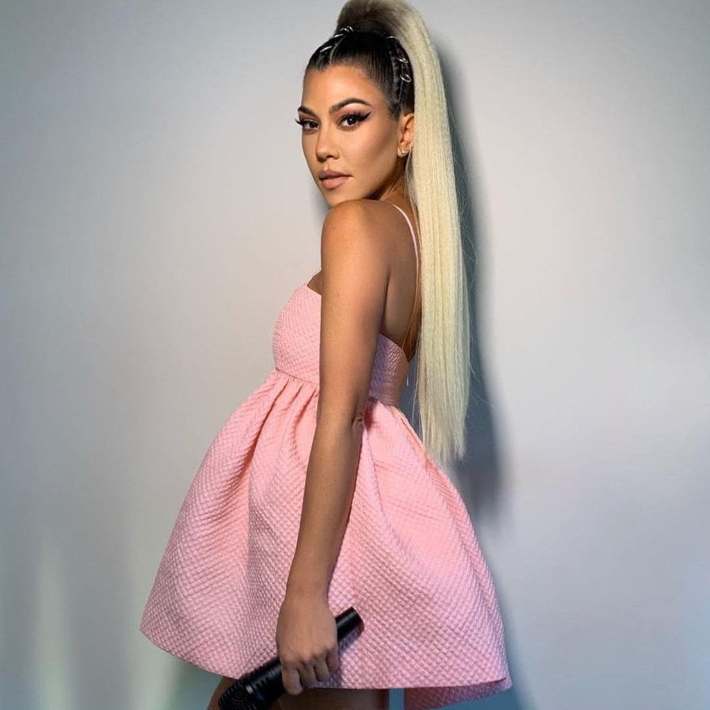 kourtney kardashian como ariana grande