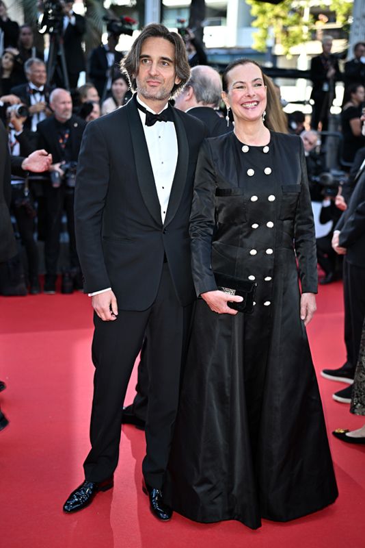 Dimitri Rassam y su madre Carole Bouquet en Cannes
