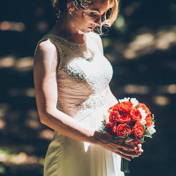 Aunque choque con la tradición de la novia blanca y radiante, pedir a los invitados que vayan de blanco no tiene por qué saltarse necesariamente con el protocolo.
