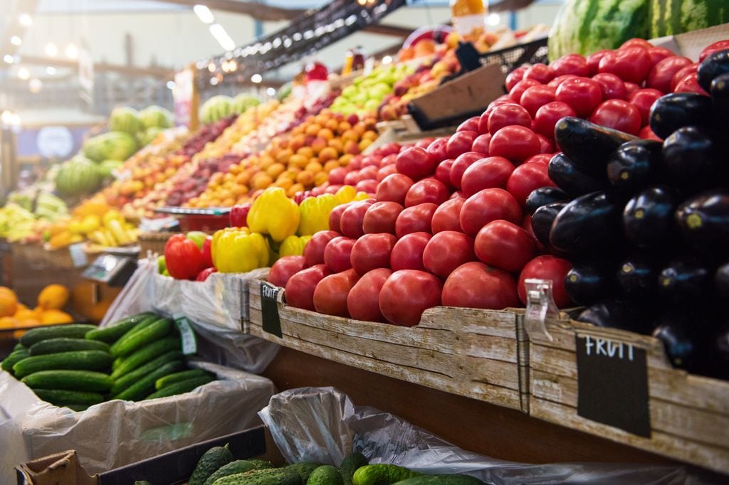 Puesto de frutas y verduras de un mercado