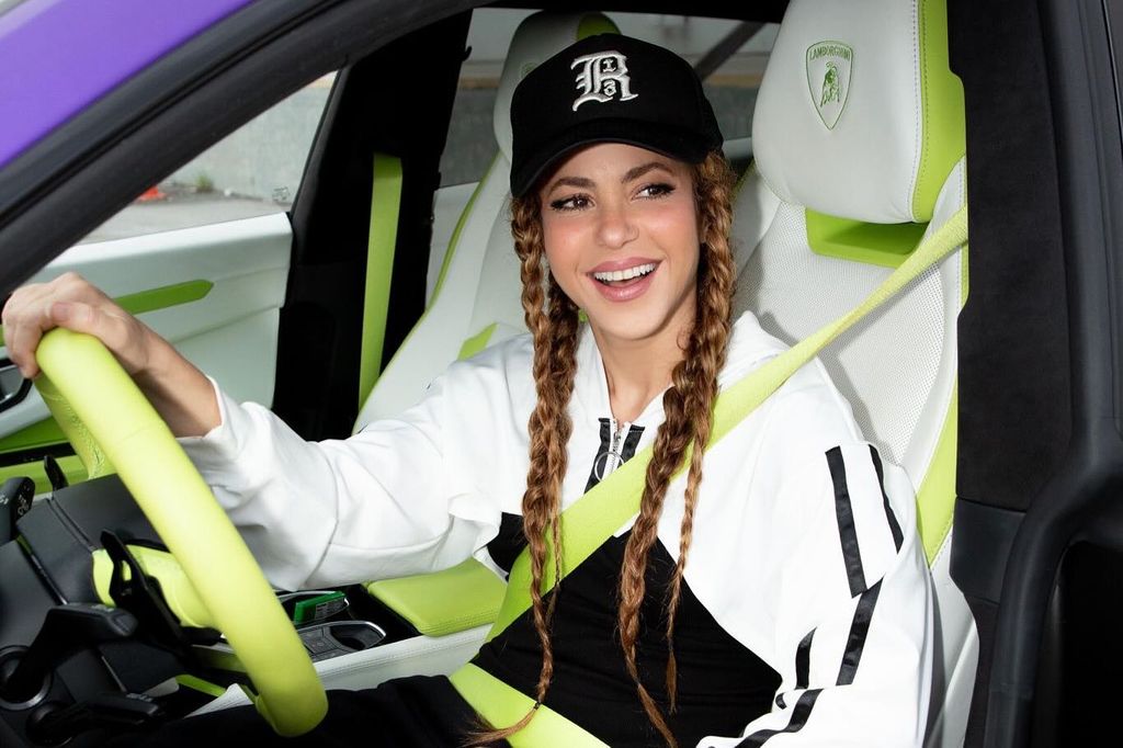 Shakira personalizó su Lamborghini Urus 2022 en colores morado y amarillo neón.