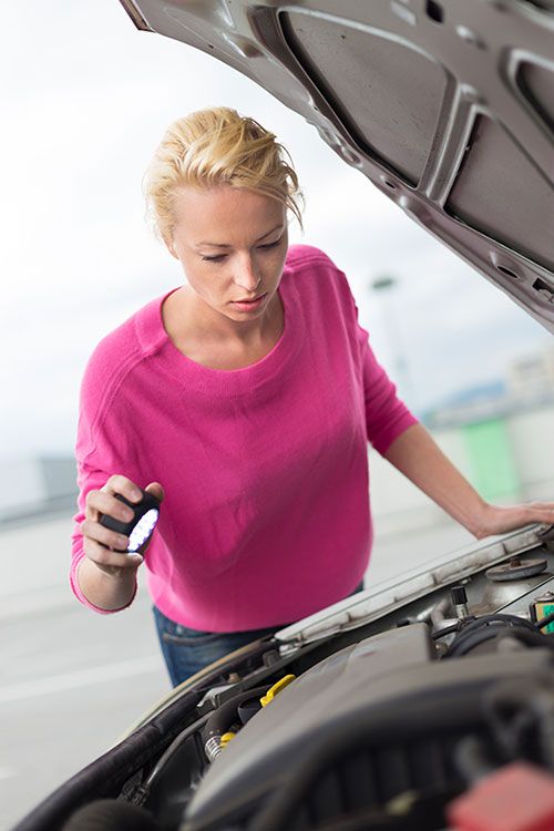 Mujer arreglando un motor