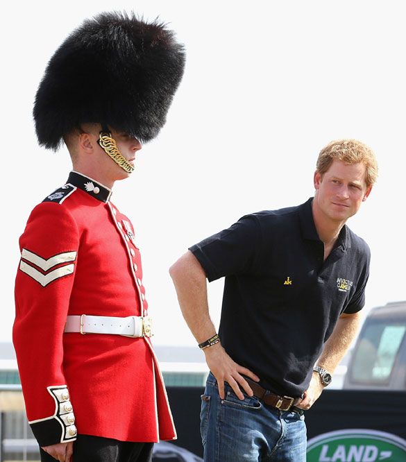 El príncipe Harry tiene un enorme sentido del humor, con el que adereza la agenda oficial, incluso involucrando en sus grandes ideas a su abuela, Isabel de Inglaterra
