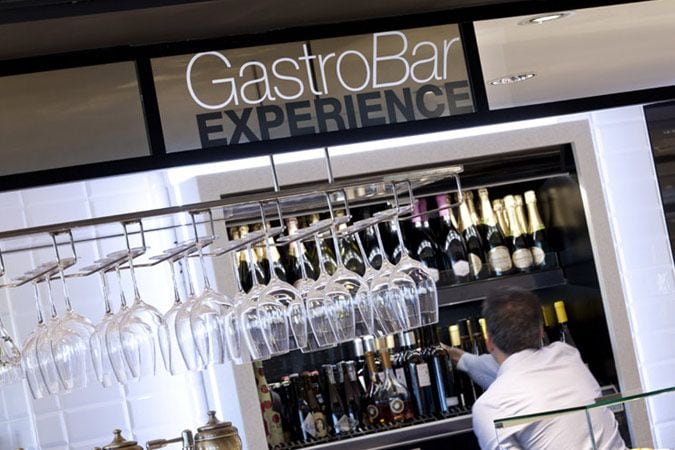 La sexta planta alberga también un gastrobar, donde disfrutar de un vino o un picoteo 'gourmet'.
