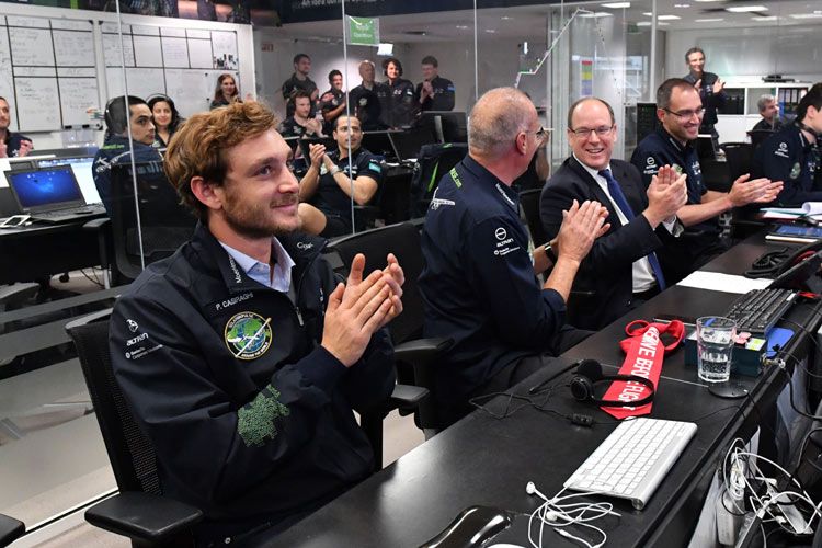 El viernes 22 de abril, Pierre Casiraghi y Alberto II asistieron de nuevo al despegue del Solar Impulse, que continúa con su propósito de dar la vuelta al mundo únicamente impulsado por la energía solar
