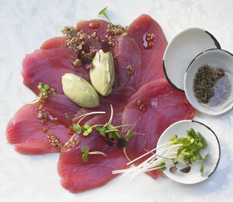 'Carpaccio' de atún rojo con 'quenelle' de puré de aguacate