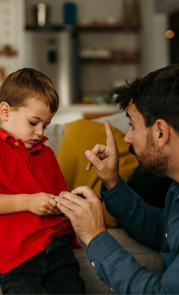 Padre riñe a su hijo