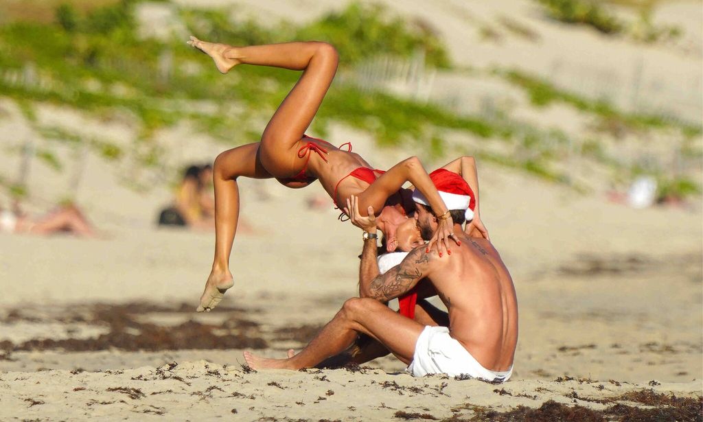 Hola 4040 Izabel Goulart con su novio en la playa