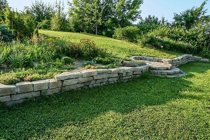 Jardín con pradera en pendiente