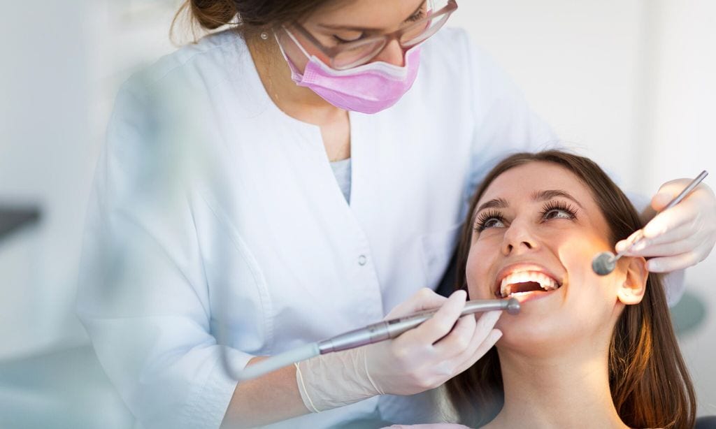 mujer en el dentista