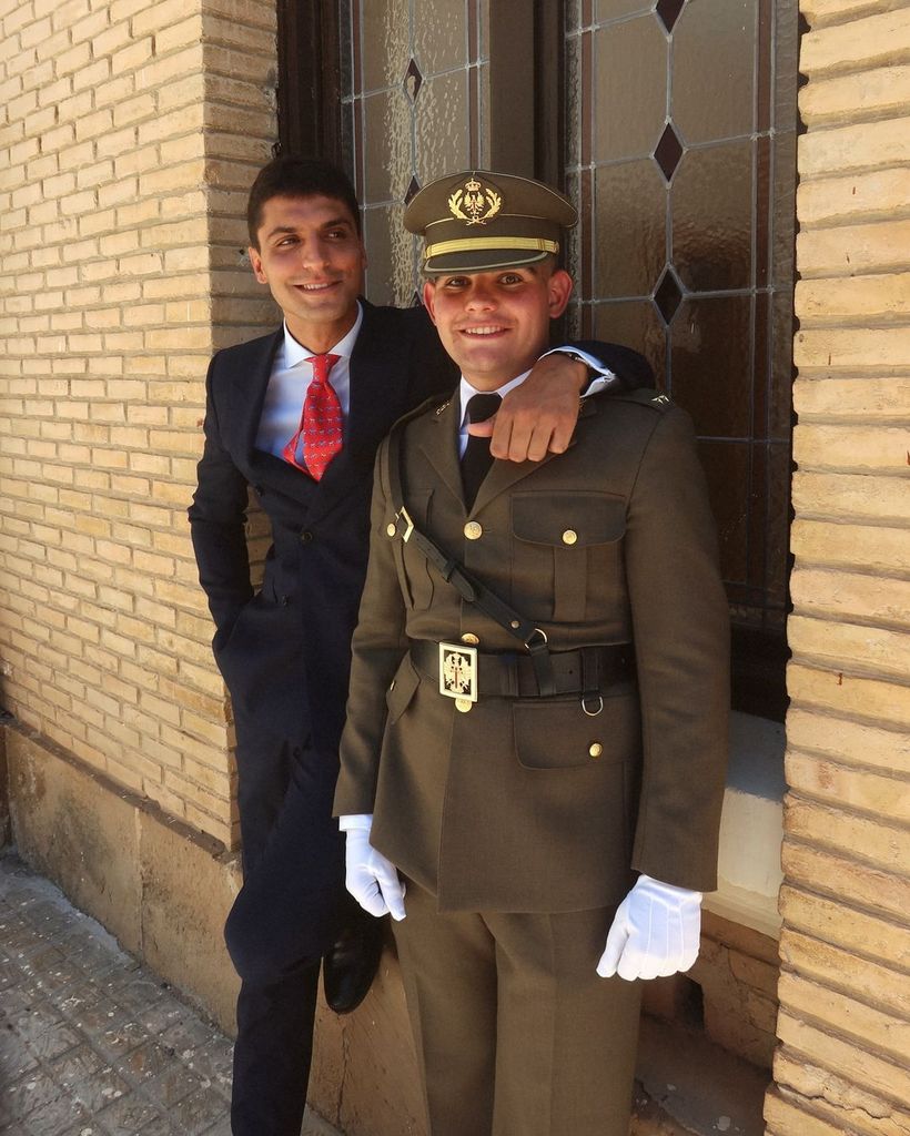Tomás Páramo posa con su primo, en la misma Academia Militar en la que ha recibido el despacho la princesa Leonor