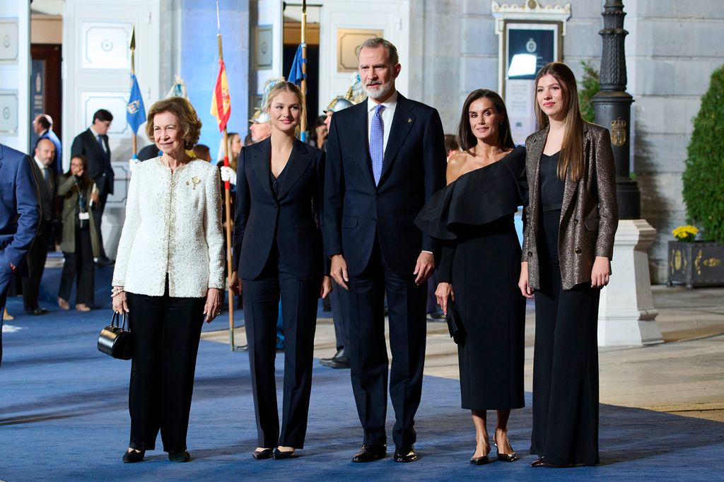 La reina Sofía con la princesa Leonor, los reyes Felipe y Letizia, y la infanta Sofía