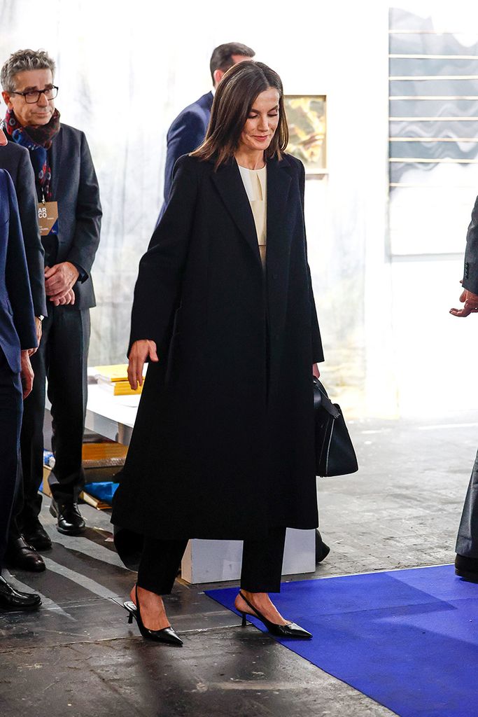 La reina Letizia rompe sus propias reglas de estilo en ARCO con un look minimalista