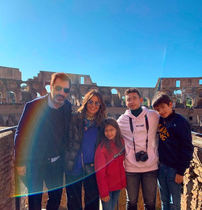 Nuria Roca junto a su marido, Juan del Val y sus tres hijos 