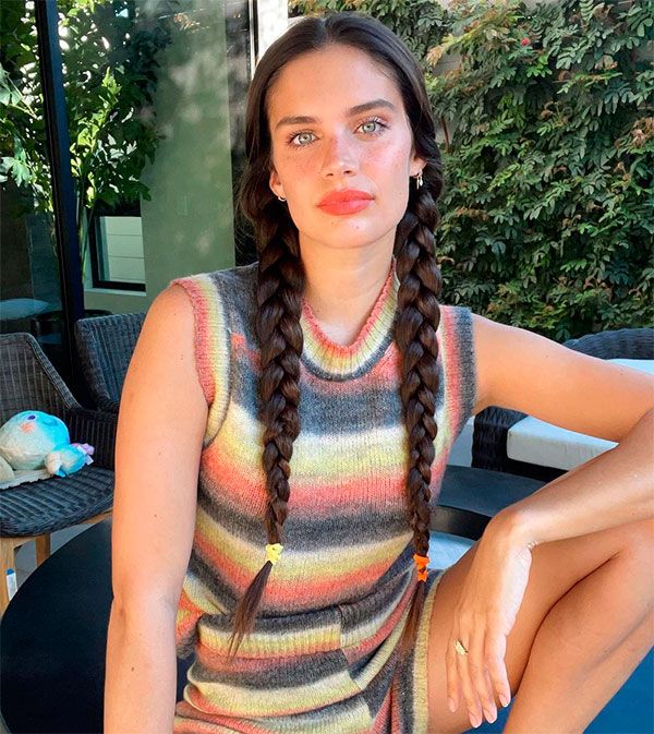 Sara Sampaio con conjunto de punto de Mango que ahora llevan Amelia Bono y Lucia Rivera