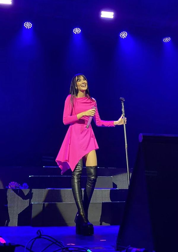 Aitana con vestido rosa de Pepa Salazar en México