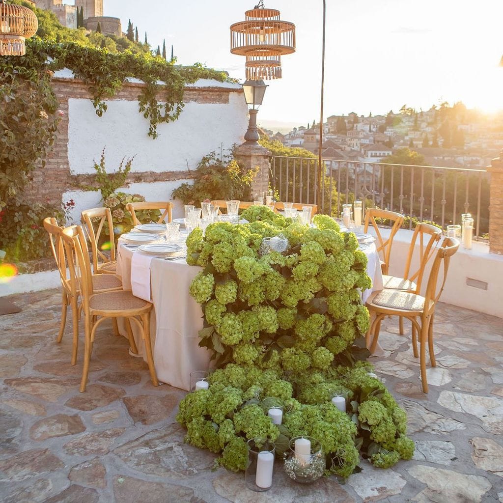 Decoración de boda con esculturas de flores