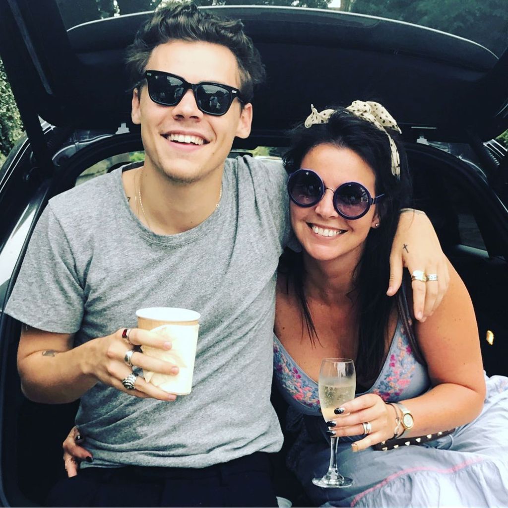 Harry Styles junto a su madre Anne Twist en el maletero de un coche