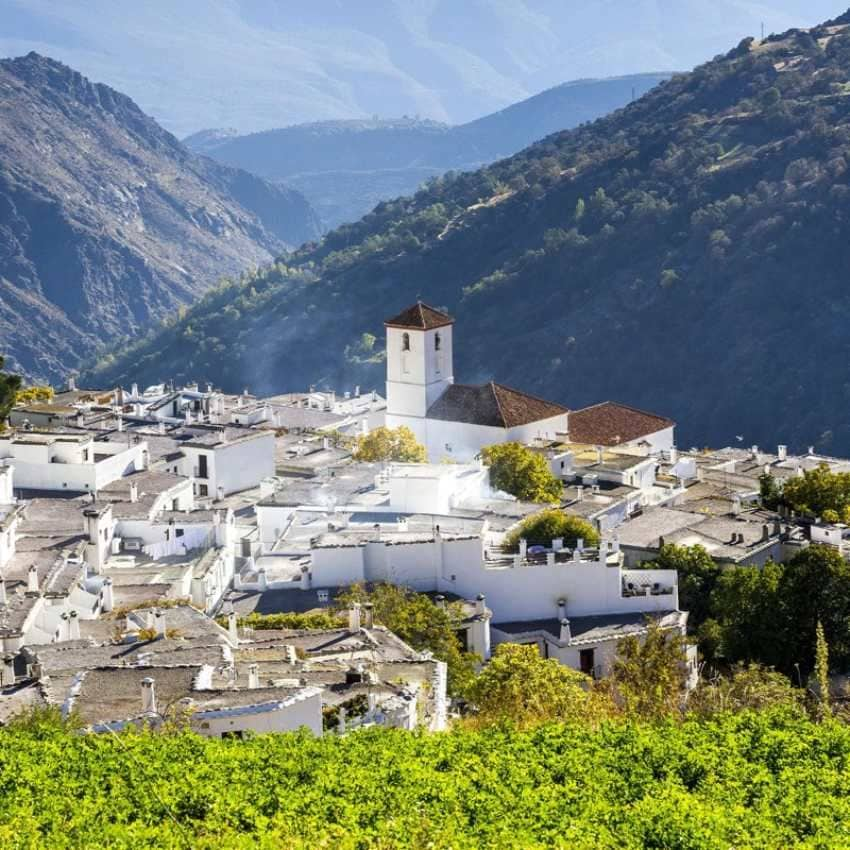 Villa blanca en Las Alpujarras granadinas.