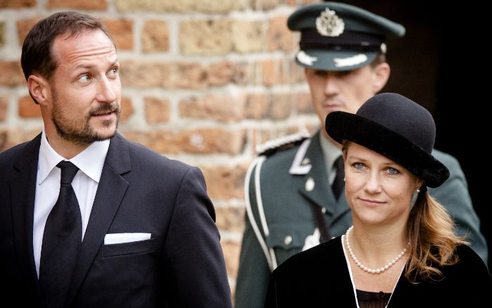 Marta Luisa de Noruega y su hermano Haakon