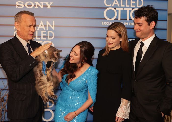 Tom Hanks, Mariana Treviño, Rachel Keller y Truman Hanks y el gato en el estreno de 'El peor vecino del mundo'