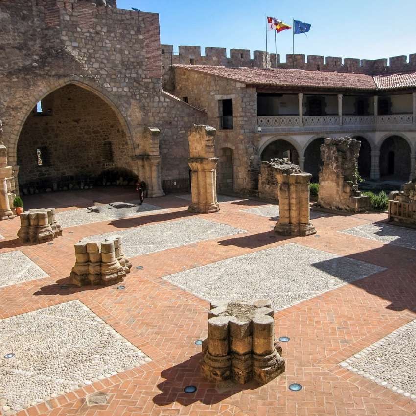 interior del castillo de la adrada avila