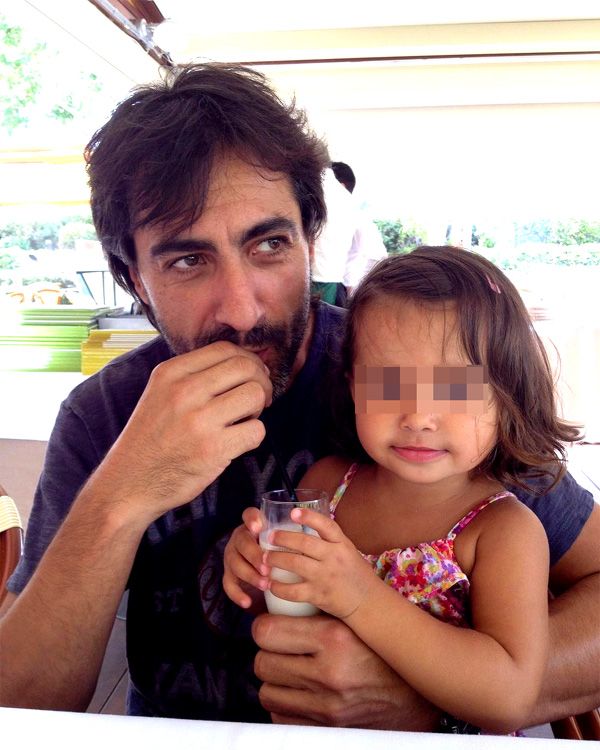 Juan del Val con su hija en una foto del pasado