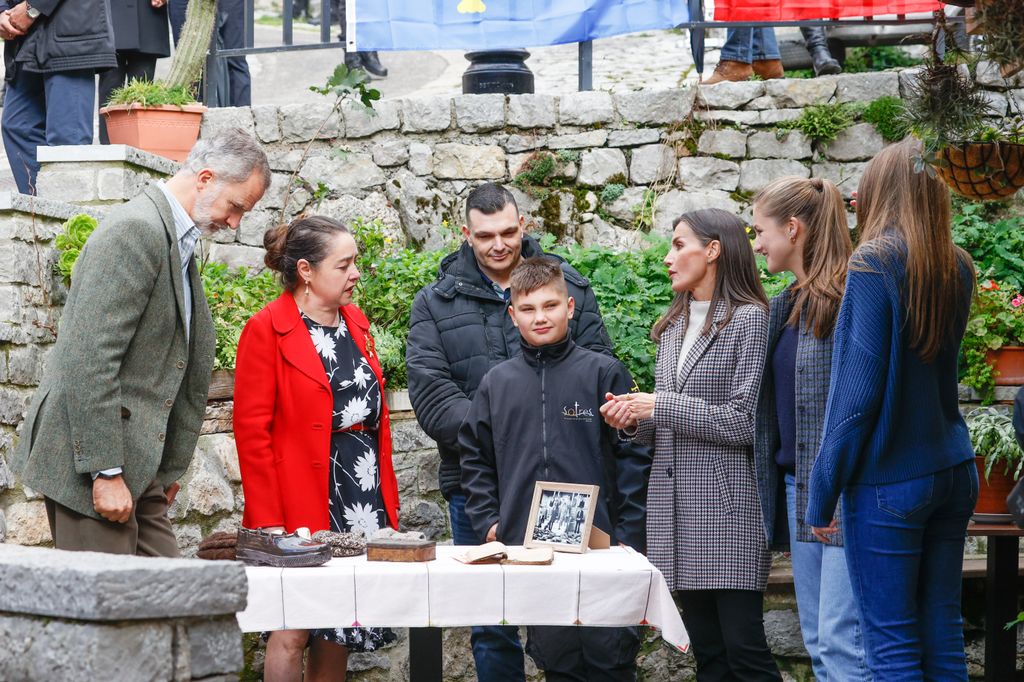 Familia Real hablando con los vecinos en Sotres en su visita como Pueblo Ejemplar 2024