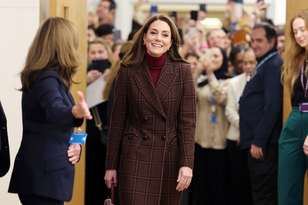 Mucha expectación para ver a Kate durante su visita a un hospital de Londres