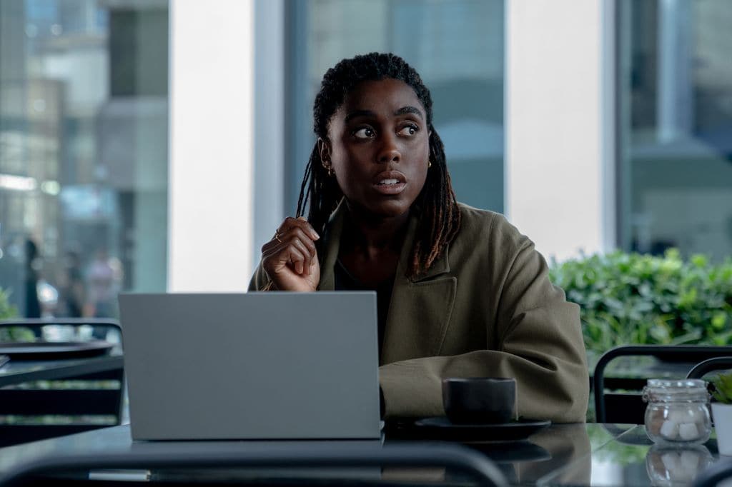 Lashana Lynch se mete en la piel de una agente de la inteligencia británica que persigue al Chacal en 'The Day of Jackal'