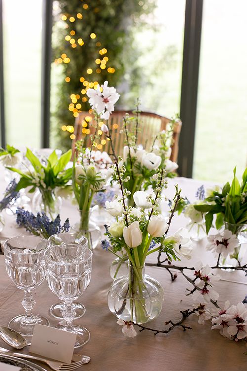 Mesa nupcial decorada con flores de diferentes tipos por A-Típica