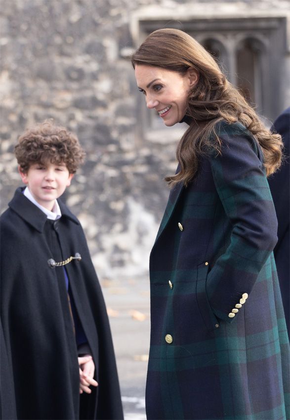 Kate Middleton con abrigo de tartán en recuerdo a Isabel II