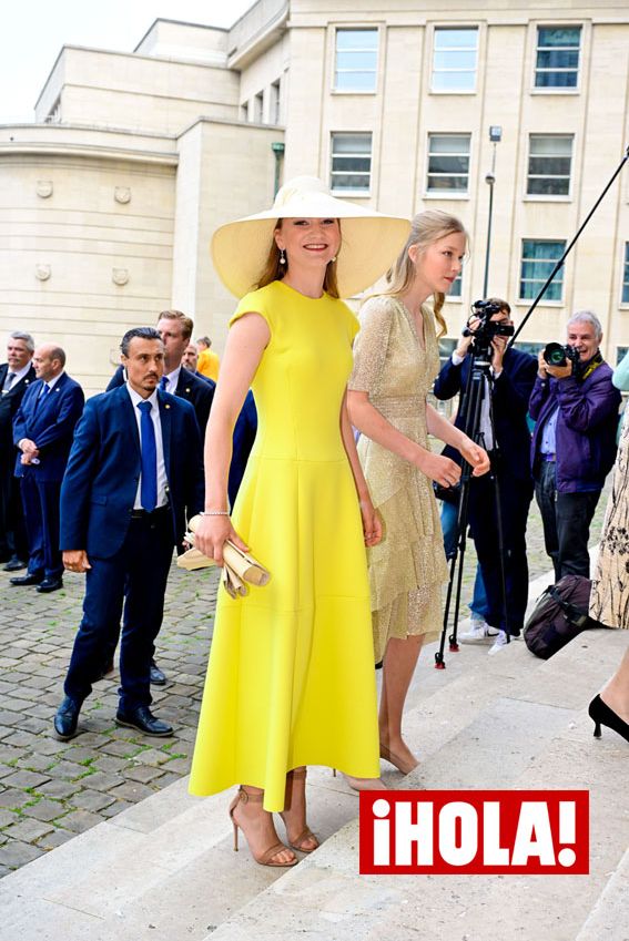 Elisabeth de Bélgica, radiante con un vestido 'limoncello' y pamela XXL