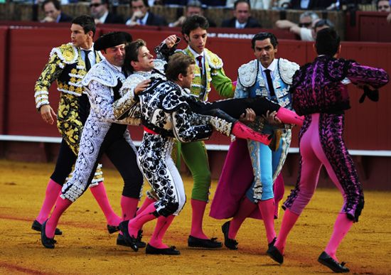 El madrileño ha sufrido, además de la grave cornada que afecta la femoral, la pérdida de "tres piezas dentales" fruto del fuerte golpe que padeció, que le ha provocado también una "importante conmoción". 