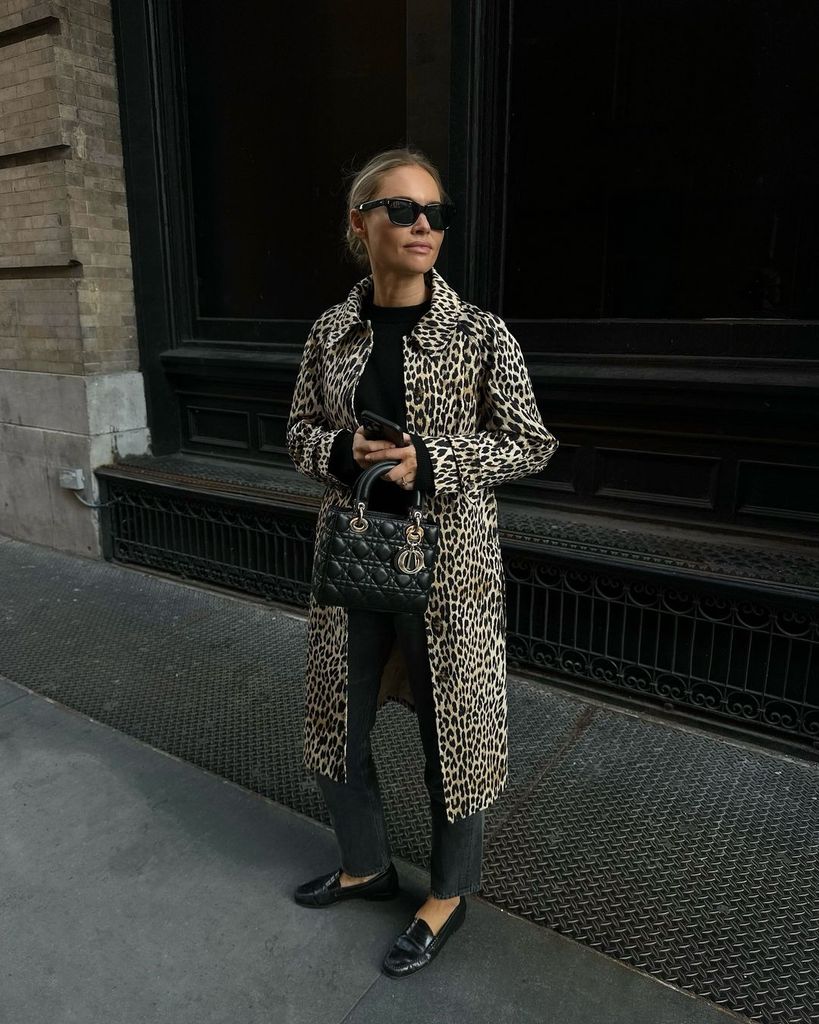 La influencer Claire Rose con abrigo animal print y vaqueros negros