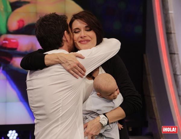 La presentadora le dio este cariñoso abrazo a Pablo Motos, presentador del programa El Hormiguero, en el que participa
