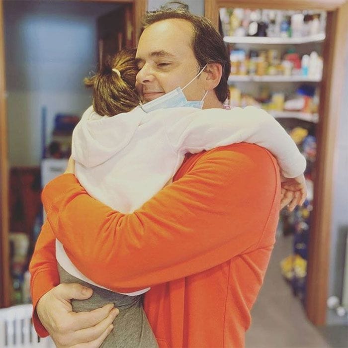 Antonio Morales Jr. abraza a su hija tras vecer al coronavirus