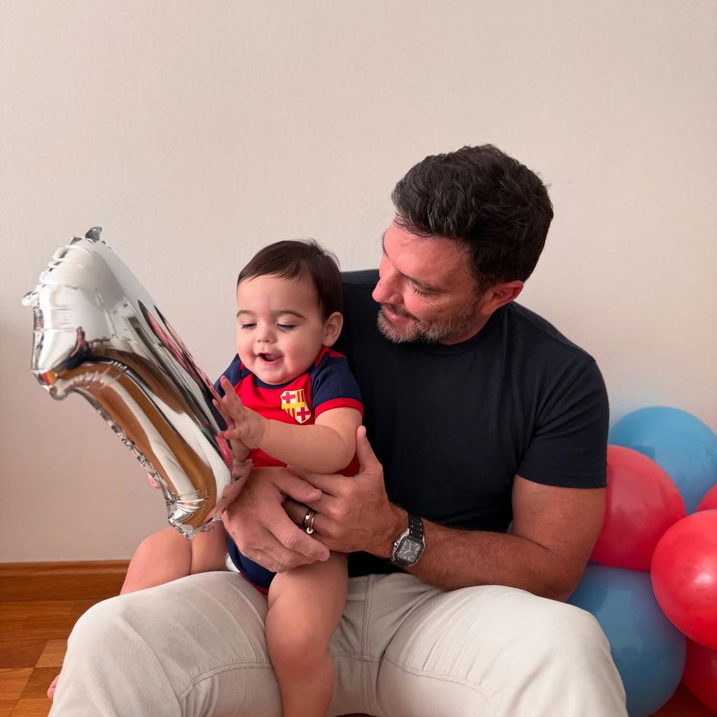 Julián Gil celebra por adelantado el primer año de su nieto Oliver