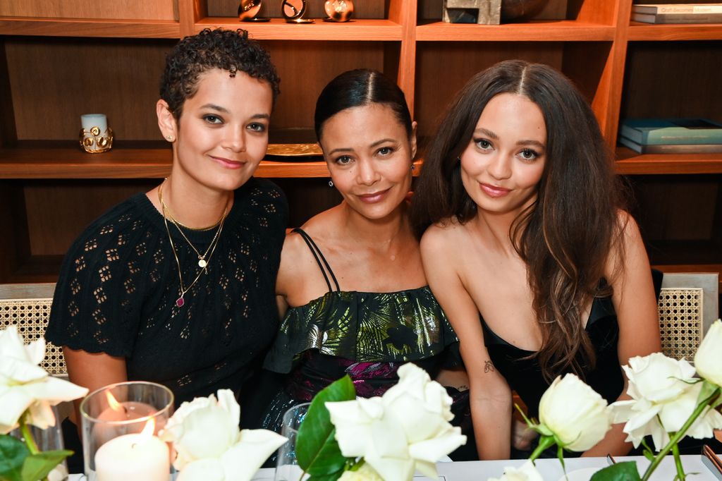 Ripley Parker, Thandiwe Newton y Nico Parker en la cena de Lancôme el 17 de septiembre de 2024 en Londres