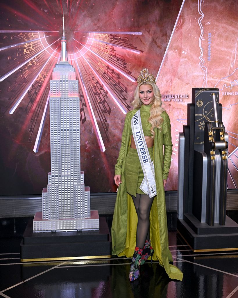 Miss Universe Victoria Kjaer Theilvig encendiendo las luces del Empire State Building 