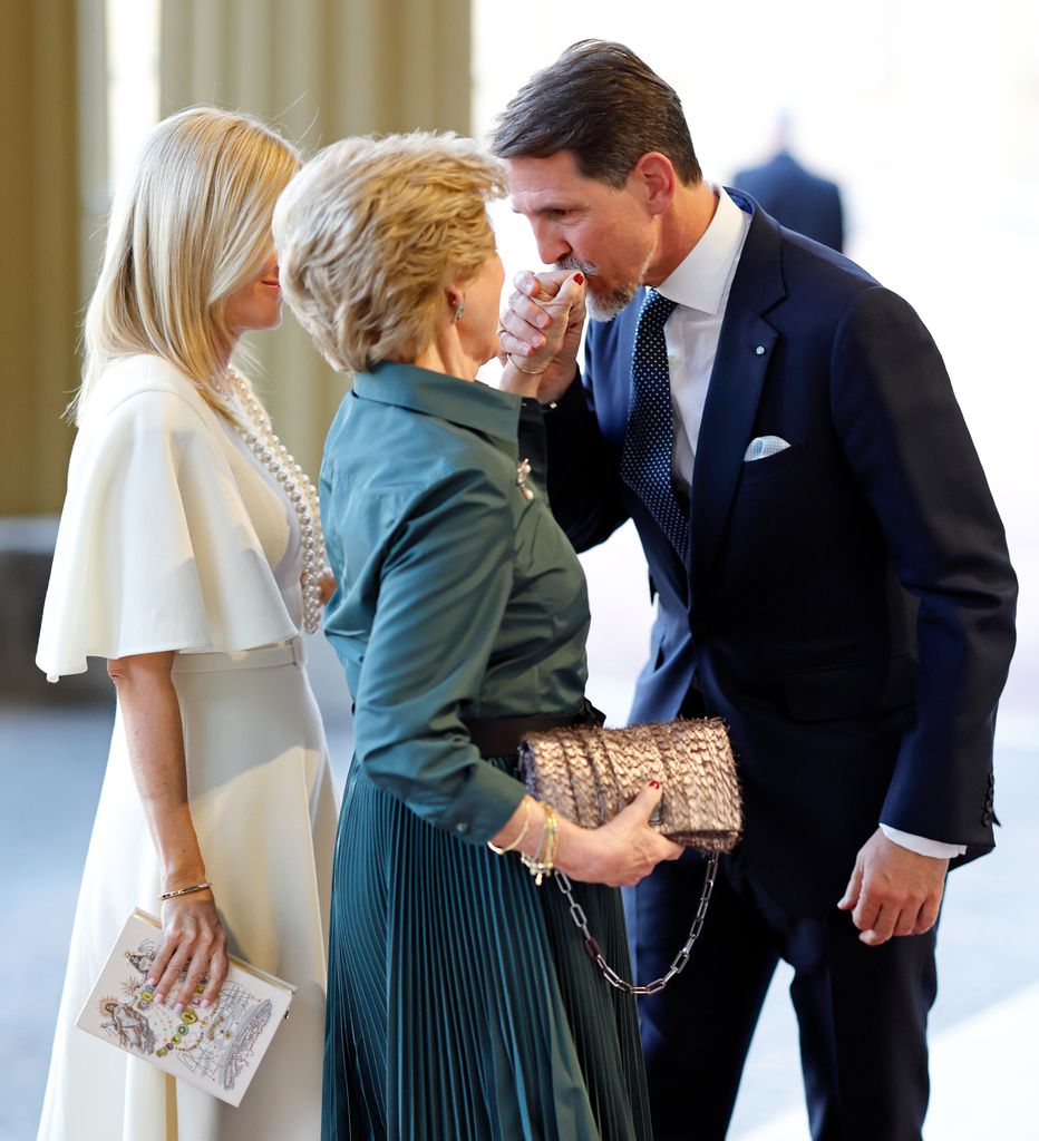 Pablo de Grecia se encuentra y saluda a su madre, la reina Ana María, en las puertas de la recepción que el rey Carlos III brindó en el Palacio de Buckingham para la realeza el día previo a su Coronación el 6 de mayo de 2023