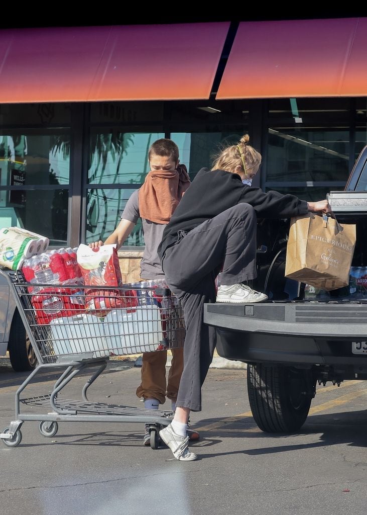 Knox y Shiloh cargaron sus compras en una camioneta antes de retirarse del lugar.