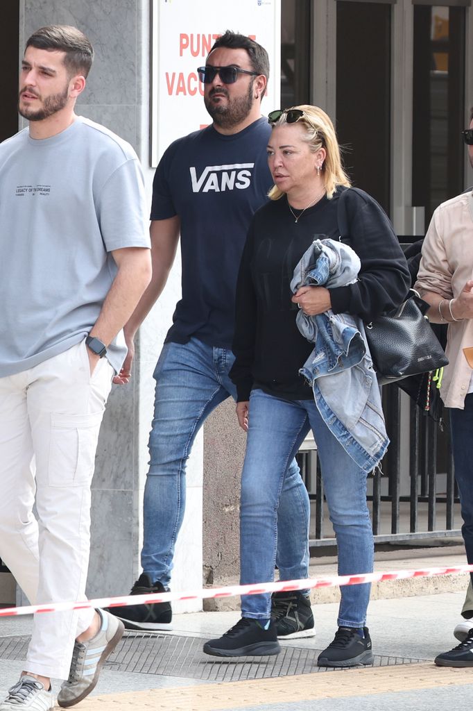 Belén Esteban y su marido, Miguel Marcos, entrando al hospital este domingo