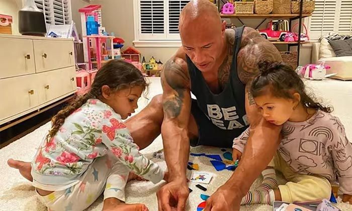 Dwayne Johnson, La roca, y sus hijas pequeñas