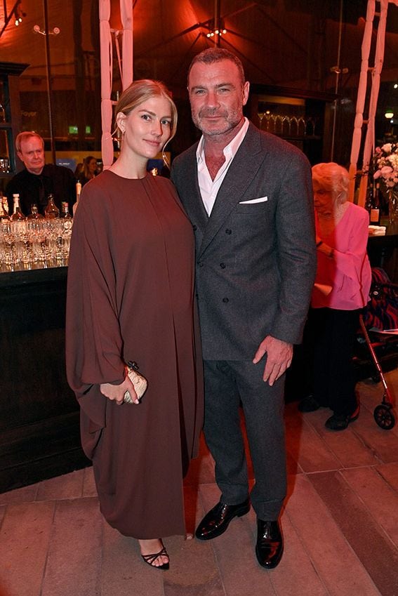 Liev Schreiber con su novia embarazada, la modelo Taylor Neisen