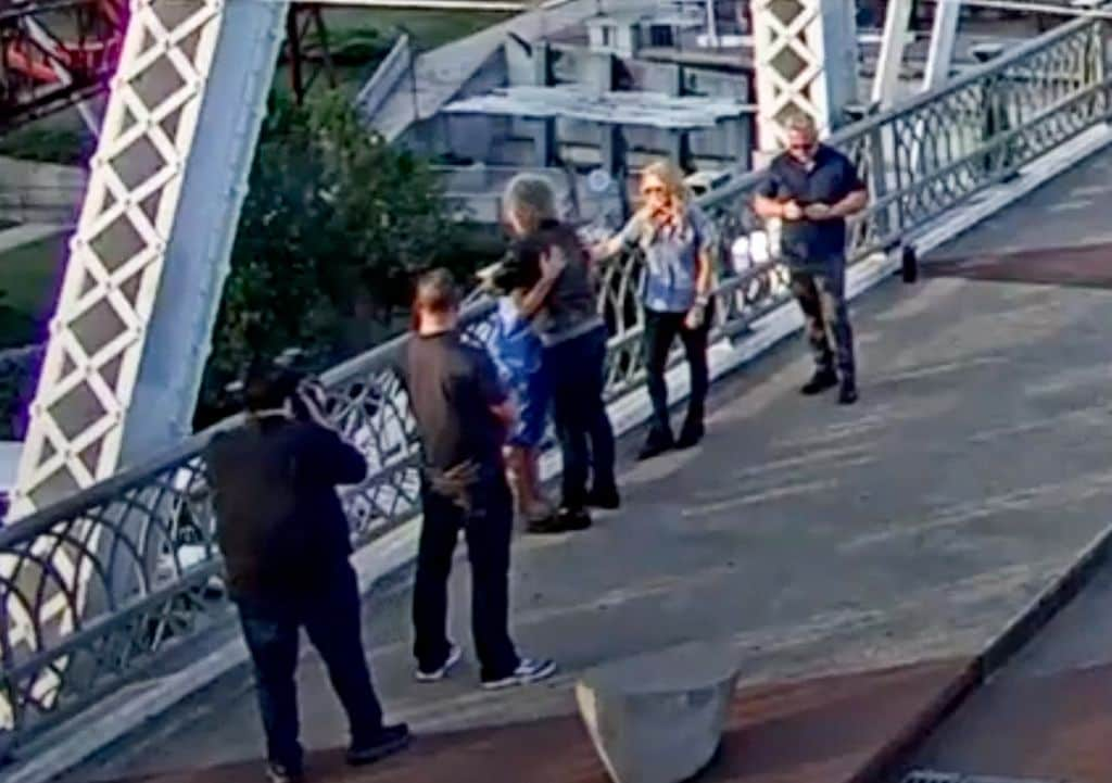 Jon Bon Jovi convinces an apparently suicidal woman not to jump from a bridge in a dramatic video., Footage shows the rocker approaching the woman as she appears to be preparing to jump off the John Seigenthaler Pedestrian Bridge in Nashville on September 10., Along with another woman, he calmly persuades her to climb back over the barrier, helping lift her to safety., The singer then helps comfort the woman, sharing a hug with her before they eventually walk away together along with some concerned onlookers., Caring Bon Jovi once again puts his arm around the woman as the group walk away together in the dramatic security camera footage from the Metropolitan Nashville Police Department. Bon Jovi routinely deals with people in crisis through his work with his foundation, the JBJ SOUL FOUNDATION. , He has extensive training in speaking with individuals experiencing a crisis, such as hunger or homelessness., Bon Jovi had been filming a music video on the bridge when he spotted the woman in obvious distress., Nashville PD ChiefÂ John DrakeÂ praised the star for taking swift action, saying: âIt takes all of us to help keep each other safe.â, 10 Sep 2024*****

Jon Bon Jovi convence a una mujer aparentemente suicida de no saltar de un puente en un dramÃ¡tico video. Las imÃ¡genes muestran al rockero acercÃ¡ndose a la mujer mientras parece estar preparÃ¡ndose para saltar del puente peatonal John Seigenthaler en Nashville el 10 de septiembre. Junto con otra mujer, la convence con calma de volver a saltar la barrera, ayudÃ¡ndola a levantarse hasta un lugar seguro. Luego, el cantante ayuda a consolar a la mujer, compartiendo un abrazo con ella antes de que finalmente se alejen juntos junto con algunos espectadores preocupados. Bon Jovi, cariÃ±oso, vuelve a poner su brazo alrededor de la mujer mientras el grupo se aleja junto en las dramÃ¡ticas imÃ¡genes de la cÃ¡mara de seguridad del Departamento de PolicÃ­a Metropolitana de Nashville. B