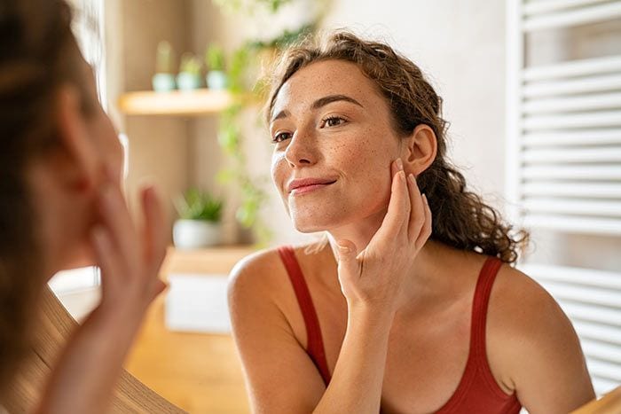 mujer mirándose al espejo