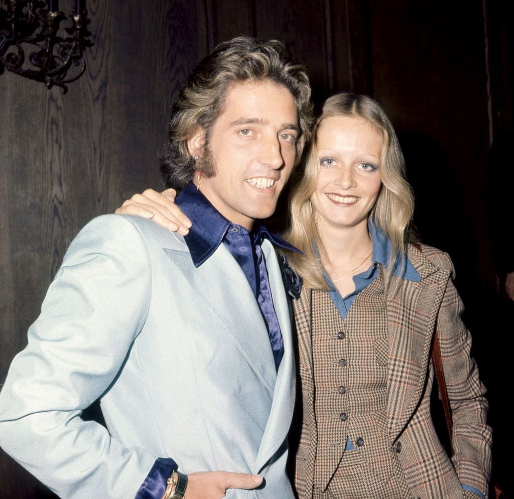 Twiggy con su manager, Justin de Villeneuve, en 1973