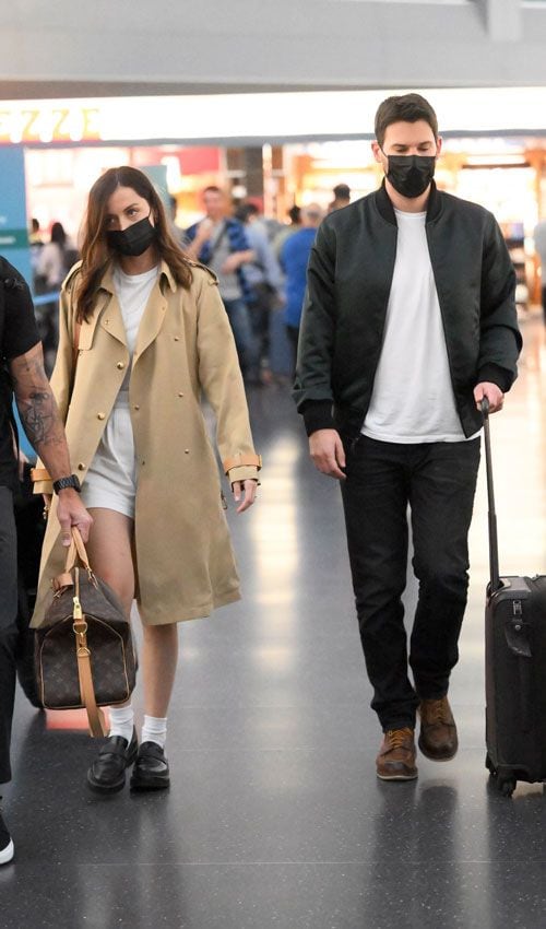 Ana de Armas con gabardina y mocasines en el aeropuerto